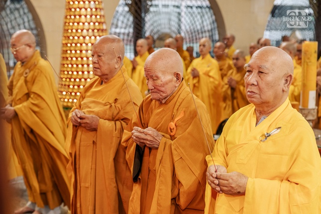 Chư tôn giáo phẩm niêm hương bạch Phật
