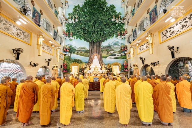 Chư Tăng vân tập định kỳ trong ngày trưởng tịnh
