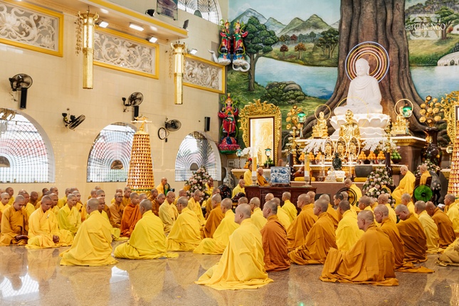 Bố-tát là nghi thức đặc thù của Tăng đoàn nhằm tăng trưởng các pháp lành