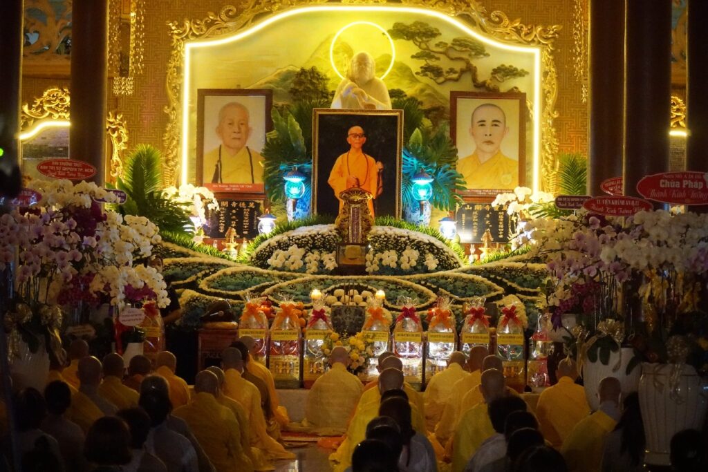 BỐN NĂM VẠN ĐỨC VẮNG BÓNG NGƯỜI